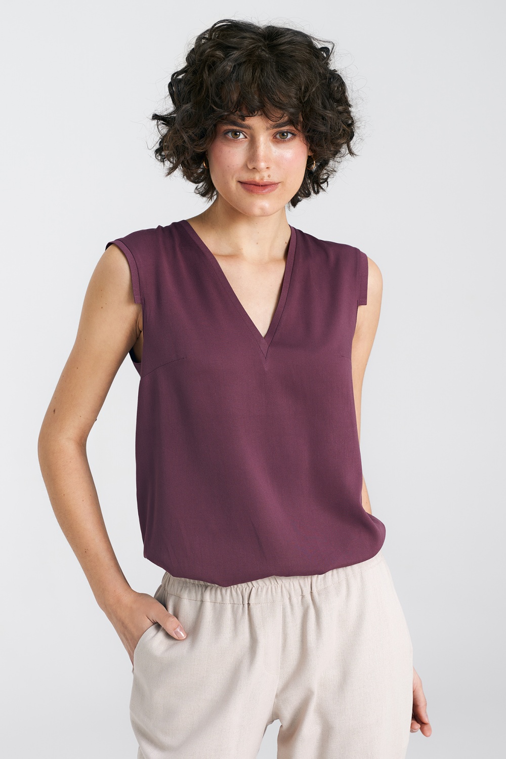 Sleeveless Blouse with V-Neck B161 Plum – Nife